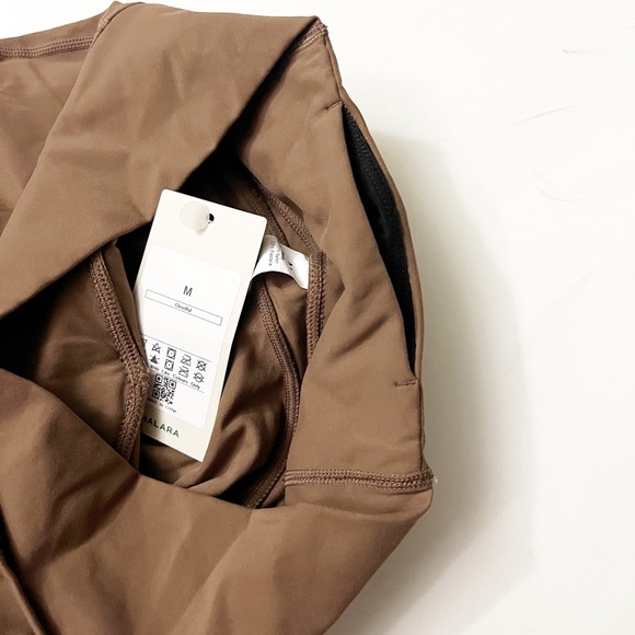 ✨HALARA - Wide Leg, Scrunched Butt✨ leggings - Picture 5 of 6